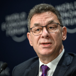 Pfizerдин башчысы вакцинанын төрт дозасынан кийин COVID менен ооруп калды