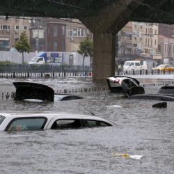 Стамбулдун кээ бир аймактарын суу каптады