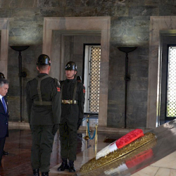 Кулубаев Түрк мамлекетинин негиздөөчүсү Мустафа Кемал Ататүрктүн күмбөзүнө барды