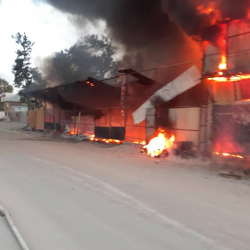 ВИДЕО - Жалал-Абадда дөңгөлөк саткан дүкөндөн өрт чыкты