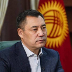 Орусиядагы жол кырсык: Садыр Жапаров каза болгондордун жакындарына көңүл айтты