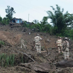 ВИДЕО - Индияда сел жана жер көчкү 50дөй адамдын өмүрүн алды