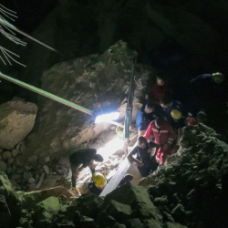 ВИДЕО - Шииттердин храмындагы жер көчкүдөн 5 киши набыт болду