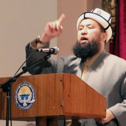 Максат ажы Токтомушев ак калпак кийип алып, өзбекче даават айтканы кыжырдантты