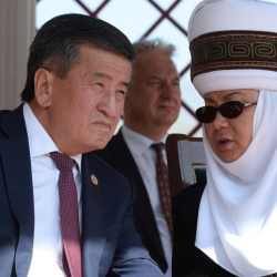 Из госрезиденции хотят выселить Отунбаеву и Жээнбекова: «Вообще поснимать нужно всю охрану, пусть на троллейбусах ездят»