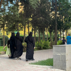 Цехтеги капкара хиджабчандардын арабча сүйлөгөнү «иншаллах» жана орусчасы «на...уй», «по...уй», «блять...»