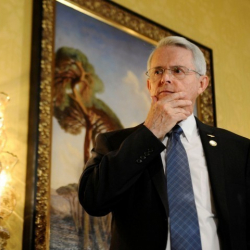 ВИДЕО - Канча украиналыктын өлүп жатканы бизге баары бир. Америкалык экс-сенатордун сөзү талкууда