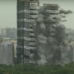 ВИДЕО - Индияда 103 метрлик эки асман тиреген имарат жардырылды