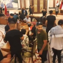 ВИДЕО - В Багдаде сторонники шиитского имама взяли штурмом Дворец республики