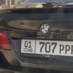 ФОТО - Водитель заклеил кыргызский флаг узбекским на госномере. Комментарий патрульной службы