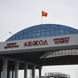 Три КПП на кыргызско-казахской границе приостановили пропуск граждан и машин
