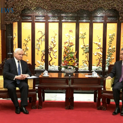 ВИДЕО - Глава МИДа Китая Ван И встретился с послом России в Китае Андреем Денисовым