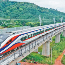 ВИДЕО - Объем грузов, перевезенных по железной дороге Китай-Лаос, превысил 10 млрд юаней