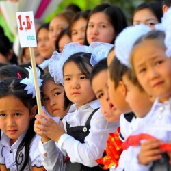 Министрлик: Форма кийип келбеген окуучуну эч ким билим алуу укугунан ажырата албайт