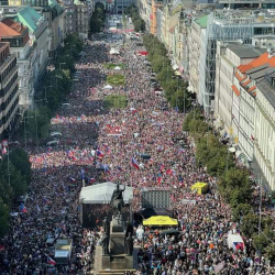 Прагада өкмөткө каршы митингге 70 миң адам катышты