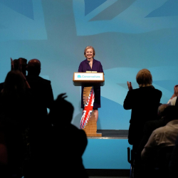 Жаңы министрдин шайланышы менен бир катар аткаминерлер кызматтан кетти