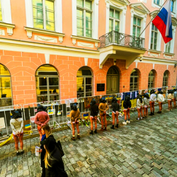 ВИДЕО – Где логичнее протестовать против войны – перед посольством РФ или вдали от него?