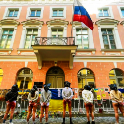 ВИДЕО – Орусиялык согушка каршы орусиялык элчиликтен алыс жерде сүйлөш керекпи?