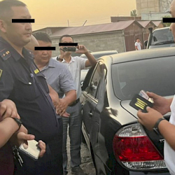 Бишкекте кайгуул кызматкери пара менен кармалды