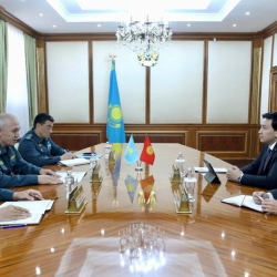 Министр обороны Казахстана встретился с послом Кыргызстана