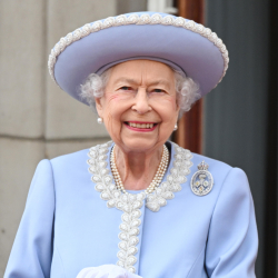 ВИДЕО - Елизавета II каза болгондон кийин эл Букингем сарайына чогулууда