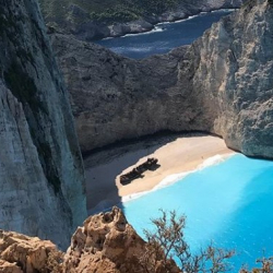 Грекиядагы дүйнөгө белгилүү пляжда жер титрөөдөн кийин аска кулады