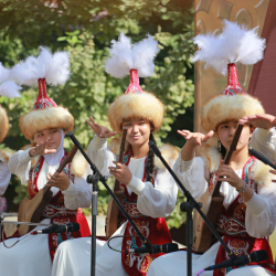 ФОТО - В Оше на День комуза 150 комузистов сыграли «Маш ботой»