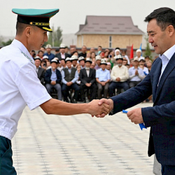 СҮРӨТ - Президент чек арачыларга жаңы батирлердин ачкычтарын тапшырды