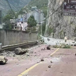 ВИДЕО - В Китае восстанавливают разрушенные землетрясением дороги в пров. Сычуань