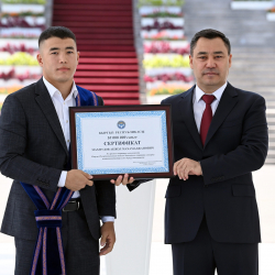 Акжол баатыр! Садыр Жапаров дүйнө чемпиону болгон Махмудовду куттуктады
