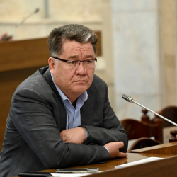 Акбокон Таштанбеков:  Некоторые школьницы носят очень короткие юбки. Иногда девочки сами провоцируют