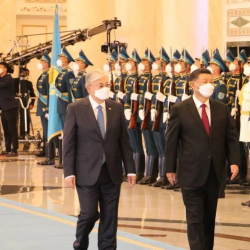 ВИДЕО - Токаев Си Цзиньпинди кантип тосуп алды?