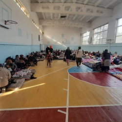 ВИДЕО - Эвакуированных жителей приграничных сел Баткенской области размещают во временных пунктах