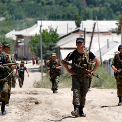 Кыргыз-тажик чек арасынын бардык периметри боюнча куралдуу кагылышуу болууда