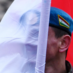 Тажик аскерлери жарандарды тирүү калкан катары колдонушууда