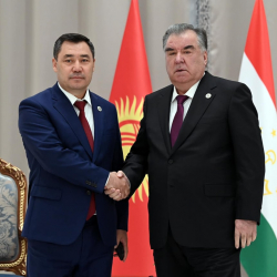 ФОТО - Президенты Кыргызстана и Таджикистана провели очные переговоры
