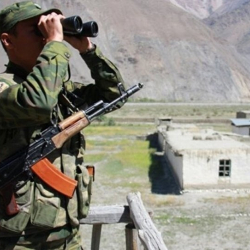 Бир сантиметр дагы бербейбиз! Чек арадагы жоокердин видеосу