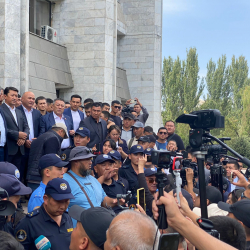 ФОТО - Садыр Жапаров соберёт совещание по ситуации на кыргызско-таджикской границе