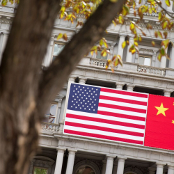 ВИДЕО - Китай ввел санкции против двух оборонных предприятий США