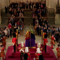 СҮРӨТ - Елизавета II менен коштошууну каалагандар суткалап кезек күтүүдө