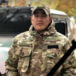 Тажикстандын кол салуусу. Нарында шейит кеткен дагы бир аскер жерге берилди