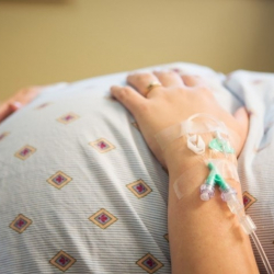 Кадамжайда эвакуацияланган эки аял төрөдү