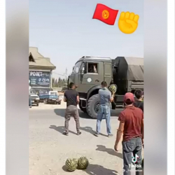 ВИДЕО - Ыраазычылык үчүн. Тургундар өтүп бараткан аскердик унааларга дарбыз ыргытышууда