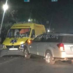 ВИДЕО - Бишкекте тез жардам унаасы катышкан жол кырсыгы катталды