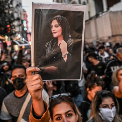 Хиджаб кийбегени үчүн Иранда 22 жаштагы кыз өлтүрүлгөндөн кийинки нааразылык акцияларында 36 адам өлдү