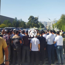 ВИДЕО - Баткен: Митингчилер Кыялбек Төлөнбаевди каза болгон 62 жоокердин өлүмүнө жооп берүүсүн талап кылууда