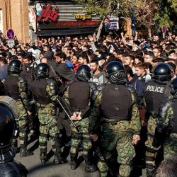 Иран полициясы митингдерди күч менен баса турганын эскертти
