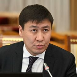 Министр Алмазбек Бейшеналиевдин кабинетинде тинтүү жүргүзүлүүдө