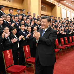 ВИДЕО - Си Цзиньпин C919 учагынын өкүлдөрү менен жолугушту