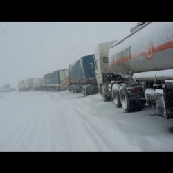 Төө-Ашуу жана Ала-Белге кар жаап, оор жүк ташуучу унааларга чек коюлду